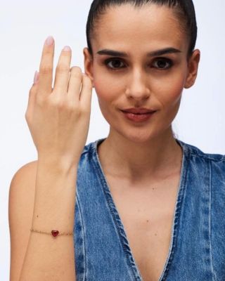 Srdce, které mluví beze slov ❤️ Náramek Brosway Essential s červeným achátem symbolizuje lásku, sílu a vášeň. Jemný...